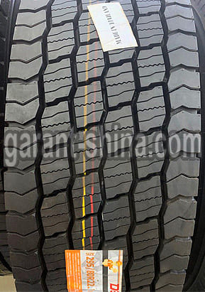 Deestone SS433 (приводная) 295/80 R22.5 152/148M 16PR - Фото протектора с этикеткой вблизи